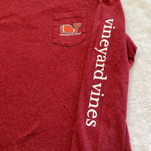 Vineyard Vine Football Whale Logo Sleeve Pocket Tee Size Medium youth. - Picture 3 of 6